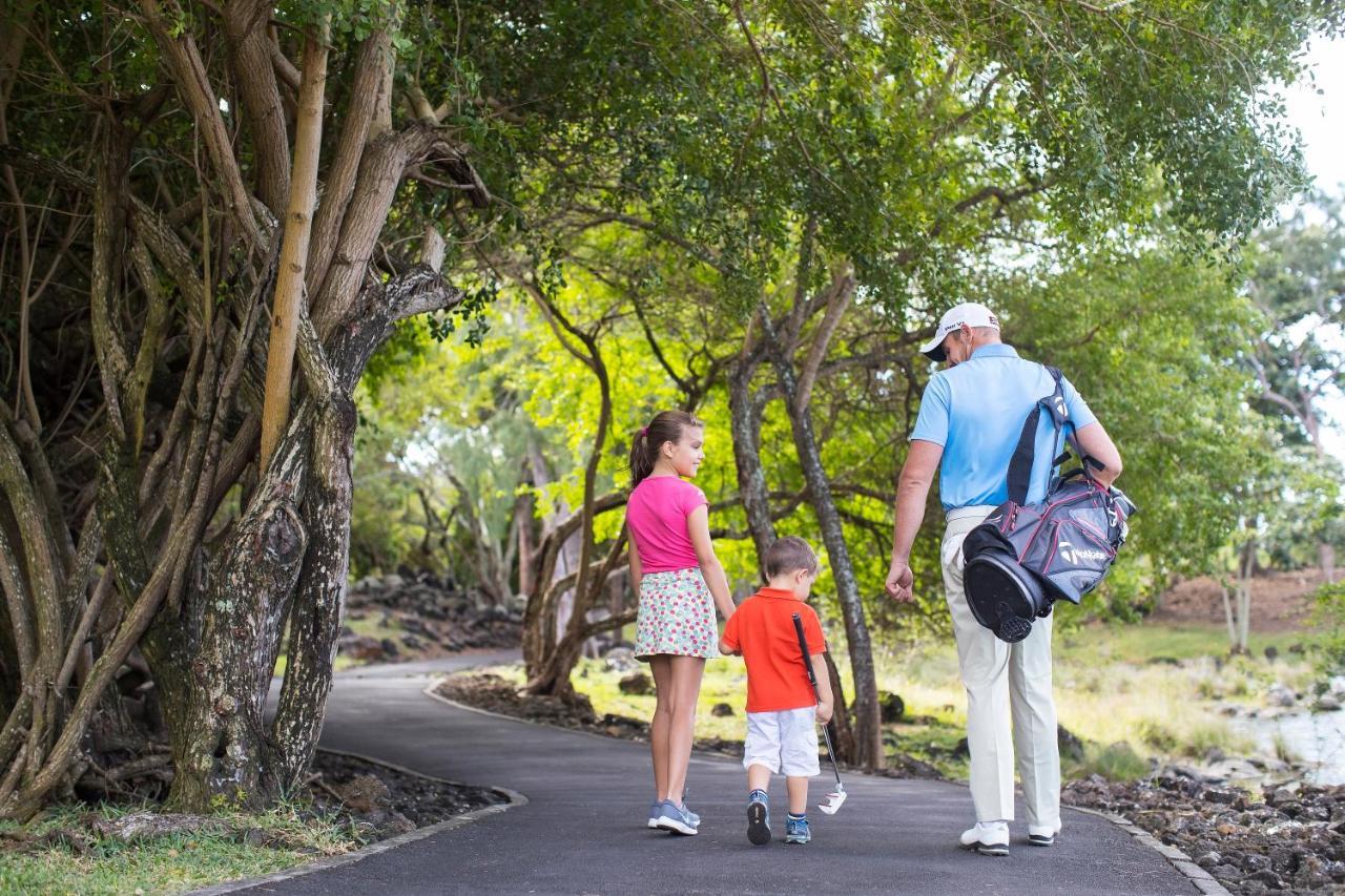 Constance Prince Maurice Poste de Flacq Eksteriør billede Family walking