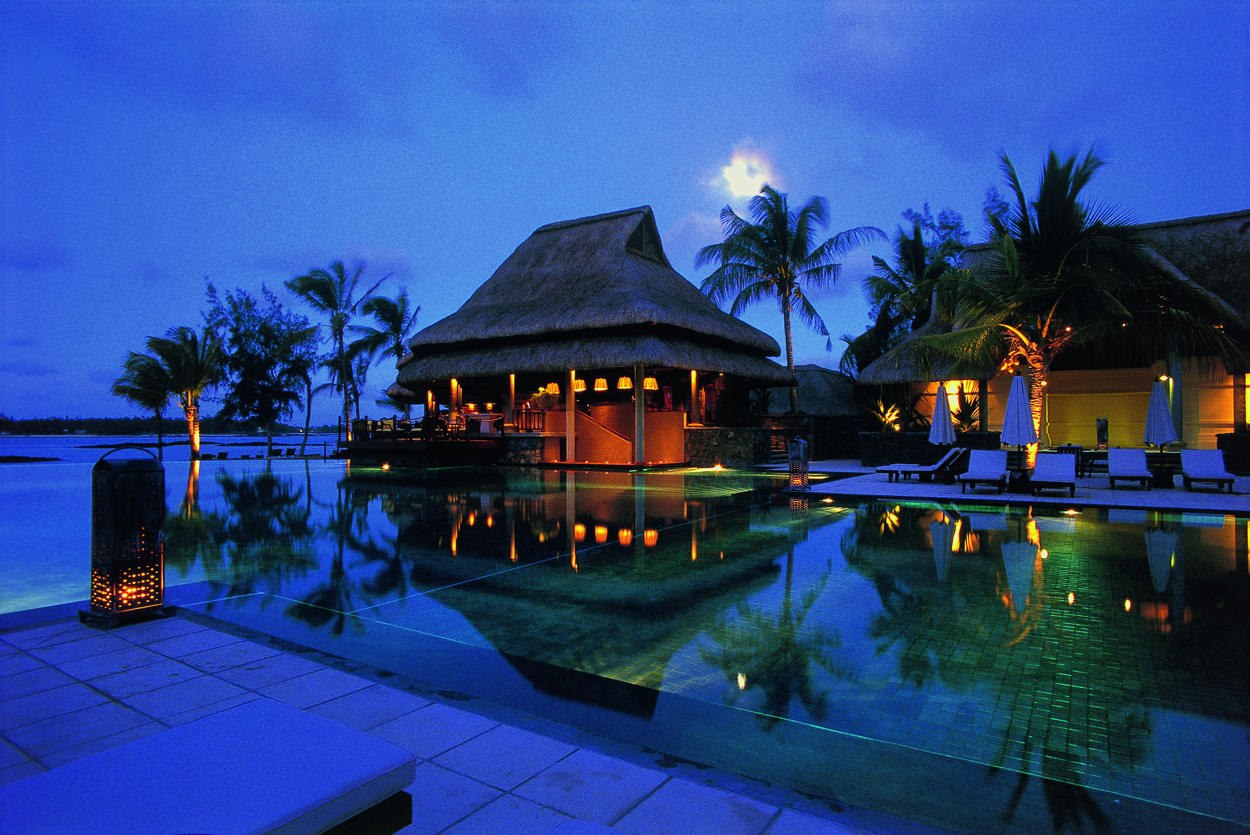Constance Prince Maurice Poste de Flacq Eksteriør billede The resort at night