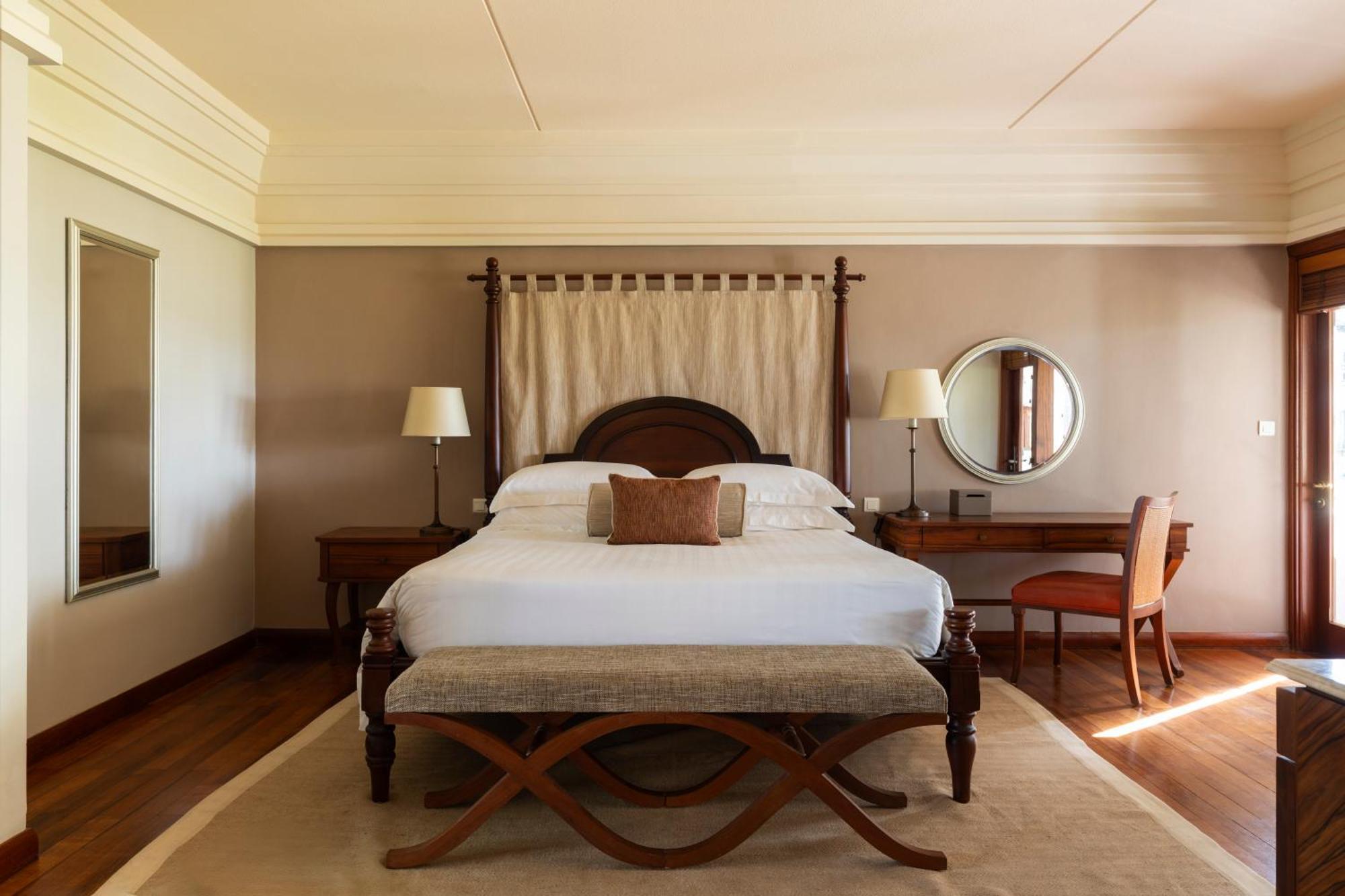 Constance Prince Maurice Poste de Flacq Eksteriør billede A bedroom at the Taj Bengal